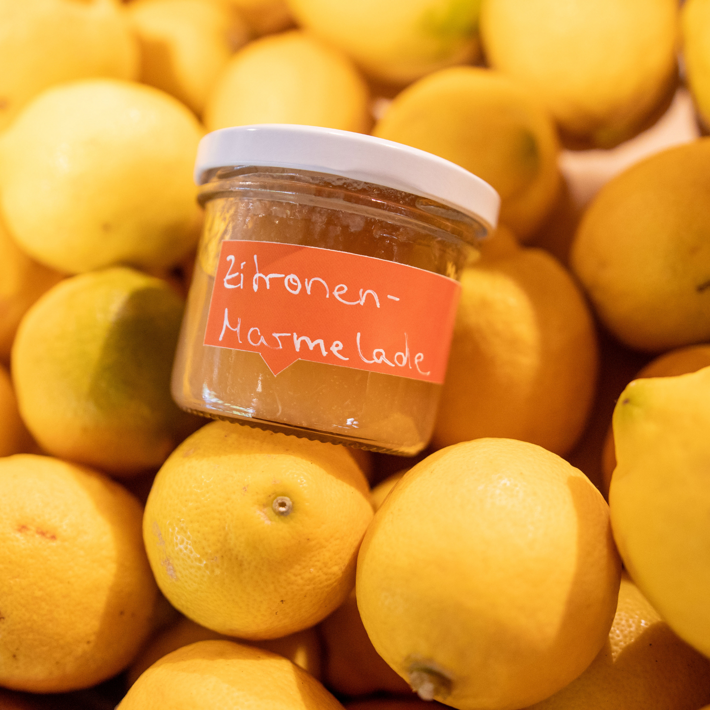Zitronen-Marmelade im Glas